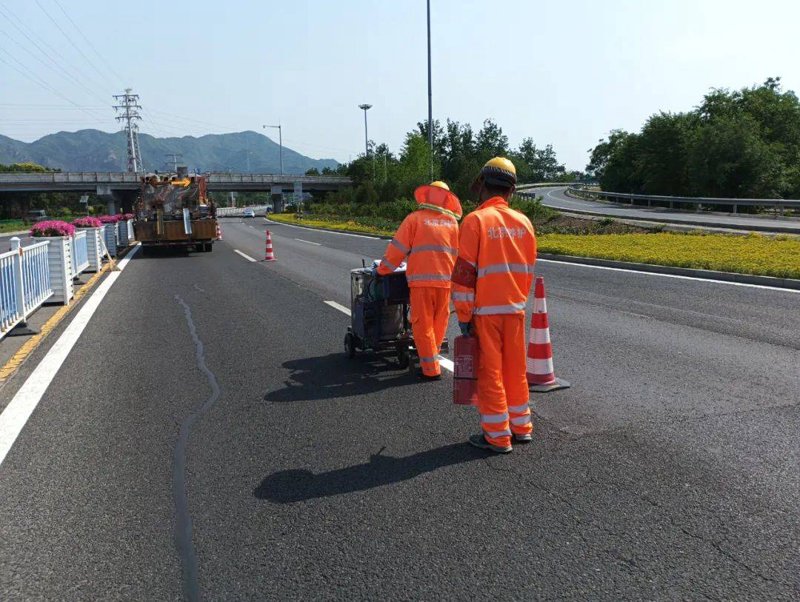 密云公路分局启动重要道路标线焕新工程